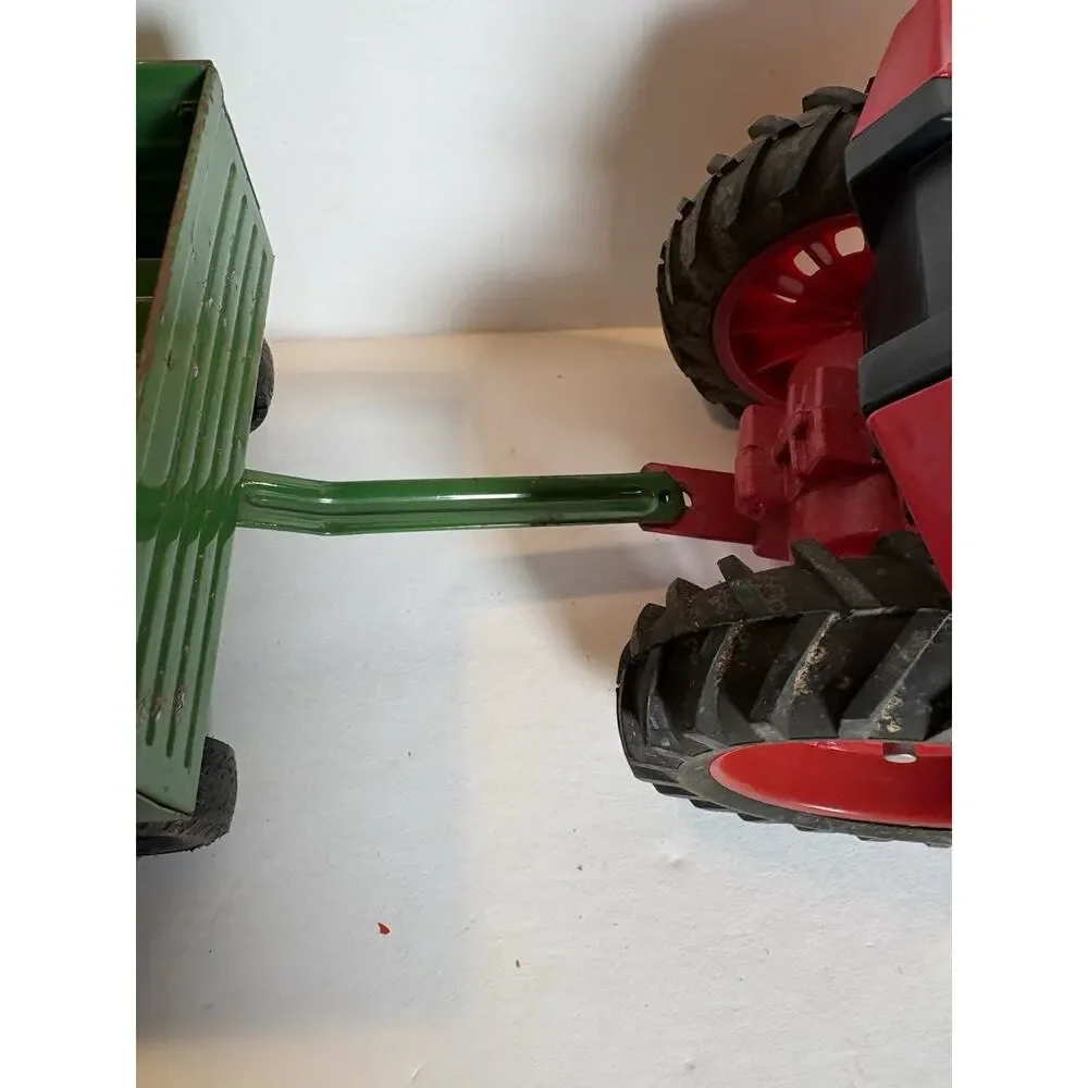 Ertl International 1586 w/loader 1/16 Die-cast Farm Tractor W/Pull Behind Wagon